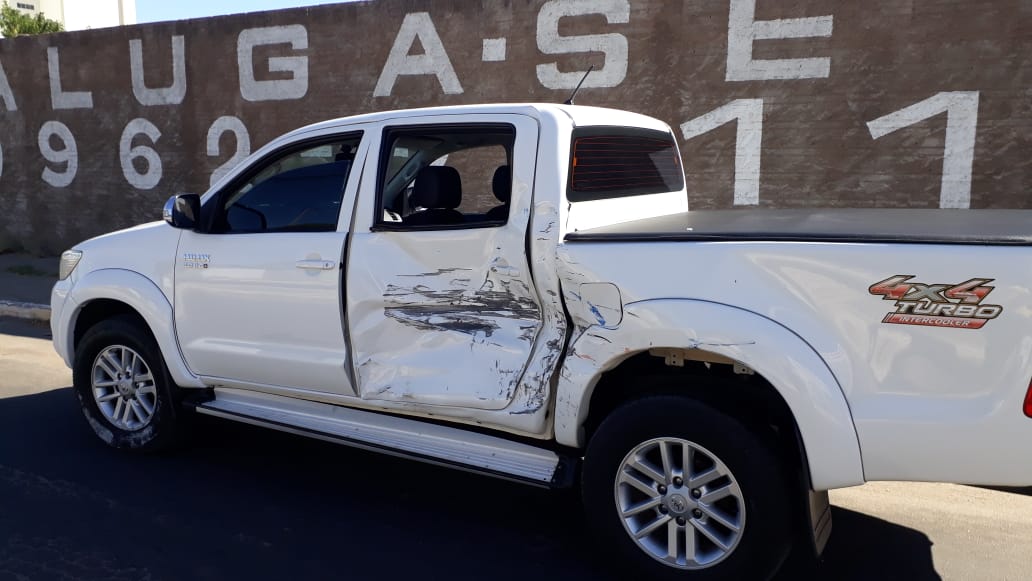 Sentado em lata de tinta, motorista provoca acidente em Guanambi