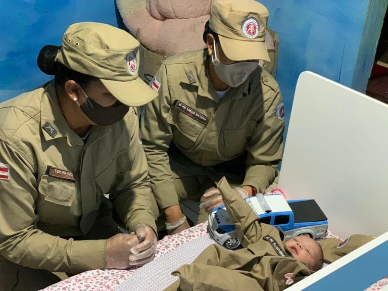 PMs presenteiam bebê com berço e entregam cestas básicas em Vitória da Conquista