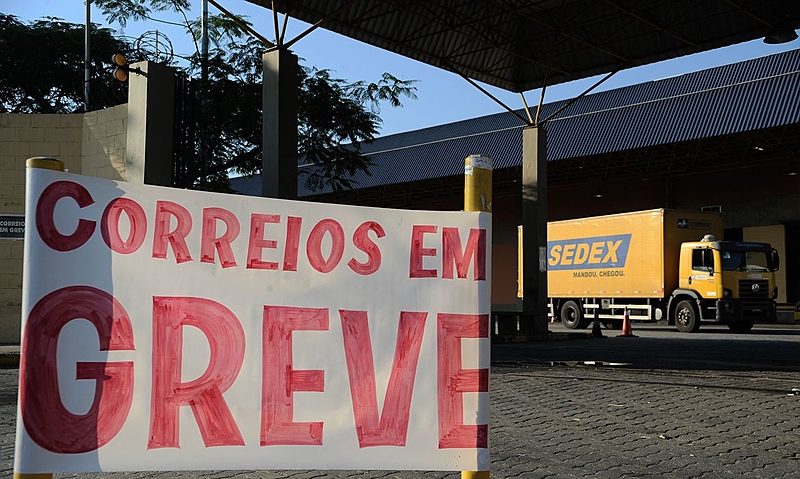 Funcionários dos Correios entram em greve por tempo indeterminado