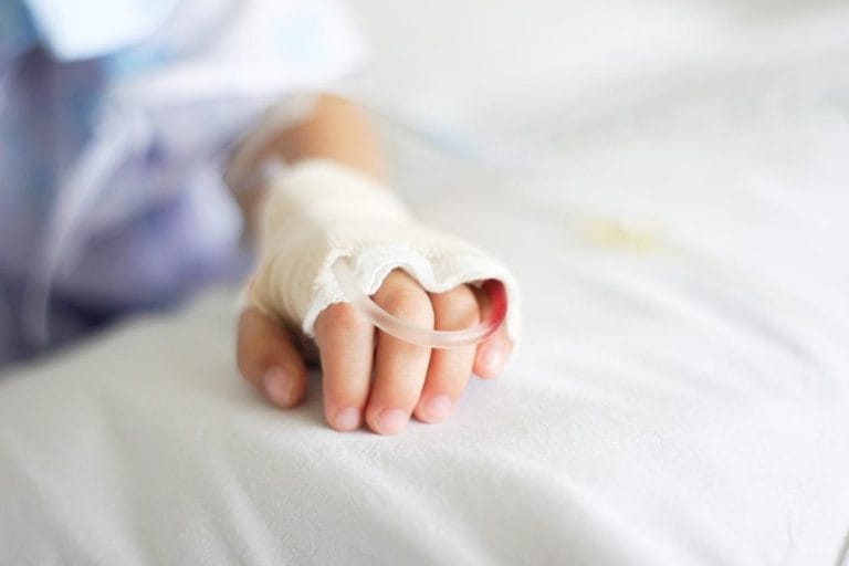 Após seis meses de batalha judicial, criança de 10 anos faz cirurgia emergencial em Vitória da Conquista