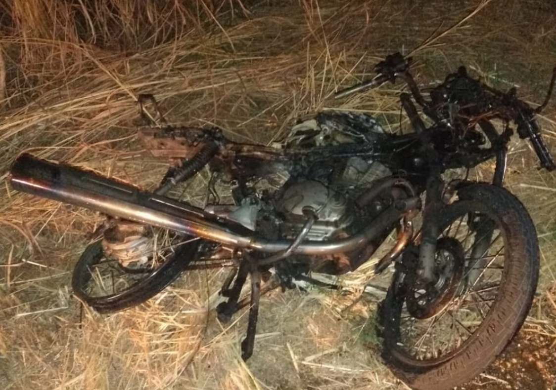 Moto pega fogo após acidente na BR-122 em Guanambi