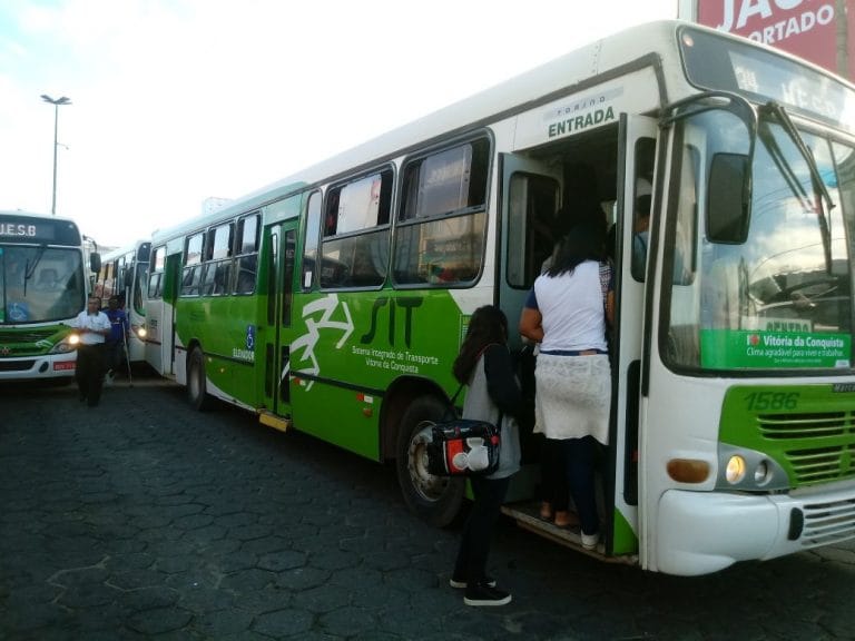 Após pedido de impeachment, prefeito determina licitação do transporte coletivo em Vitória da Conquista