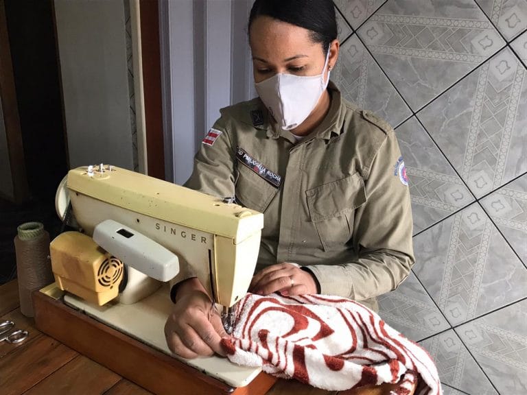 Patrulha Solidária da PM confecciona e doa agasalhos em Vitória da Conquista