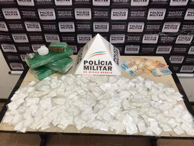 Polícia prende homem que seguia para Guanambi com maconha e quase mil papelotes de cocaína