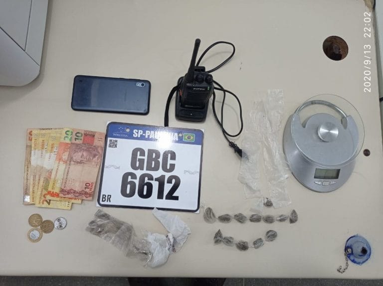 Polícia prende dois homens com drogas e motocicleta com restrição de furto em Guanambi