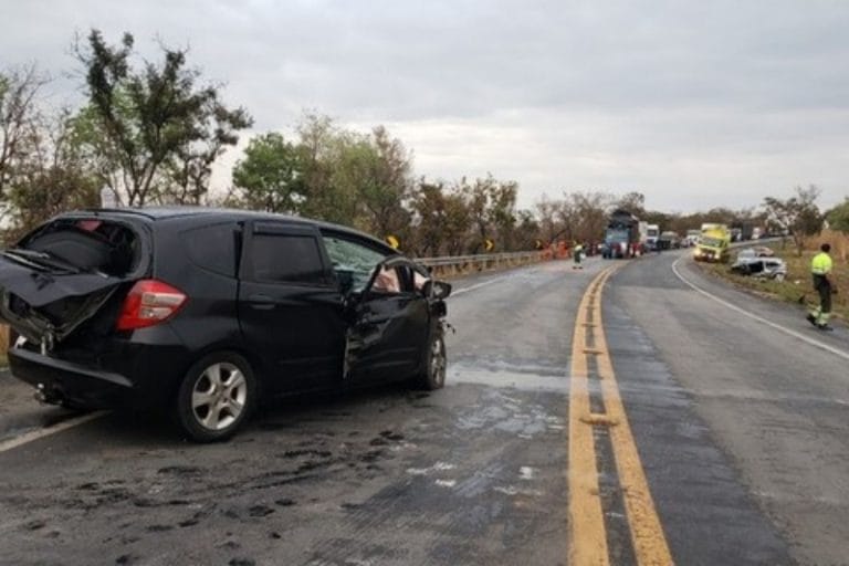 Batida entre carros deixa uma mulher morta e 9 feridos no norte de Minas