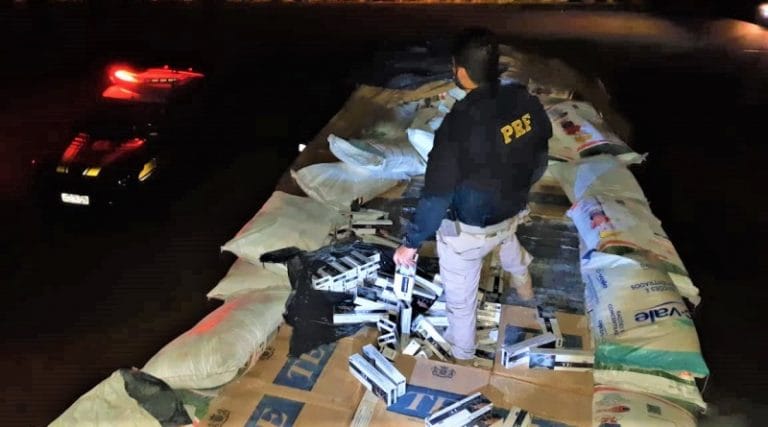 PRF encontra 250 mil carteiras de cigarros contrabandeados na BR-122 em Urandi
