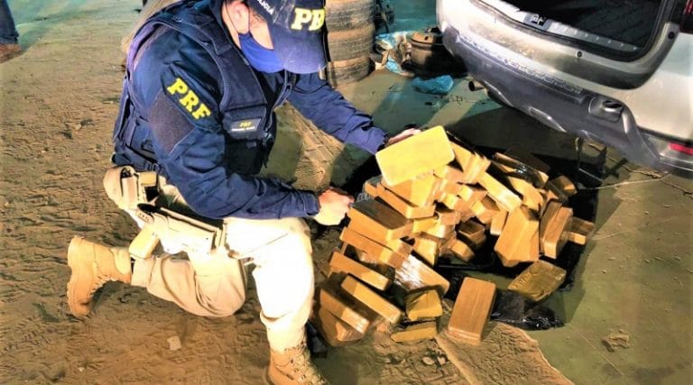PRF na Bahia apreende quase 100 Kg de pasta base de cocaína na BR-030 em Caetité