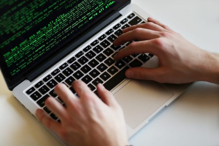 Hacker invadiram 21 sites do Governo da Bahia e deixaram xingamento ao governador e discurso antivacina