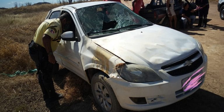 Mulher capota carro na zona rural de Guanambi