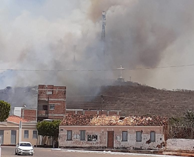 Incêndio atinge Morro do Cristo em Palmas de Monte Alto