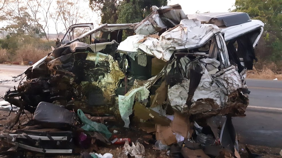 Batida de caminhão com van de trabalhadores deixou doze mortos em Minas