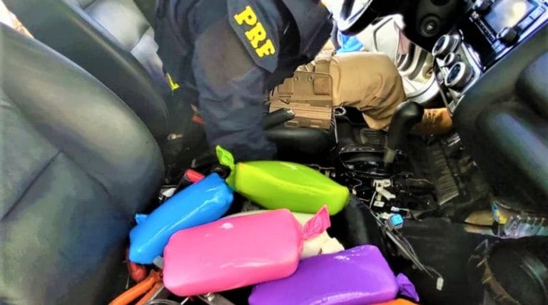 Polícia encontra 10 quilos de pasta base de cocaína em taque de carro em Brumado