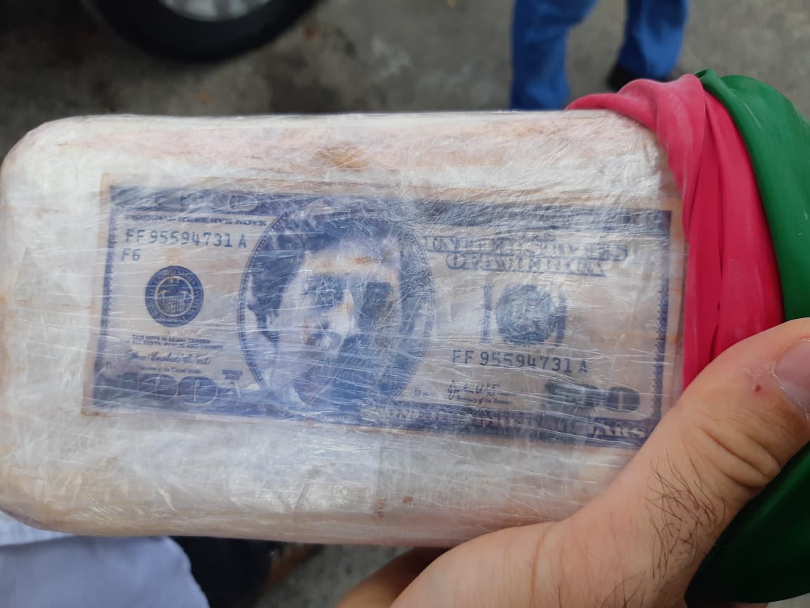 PRF encontra tabletes de pasta base de cocaína com marca de Pablo Escobar na BR-116 na Bahia
