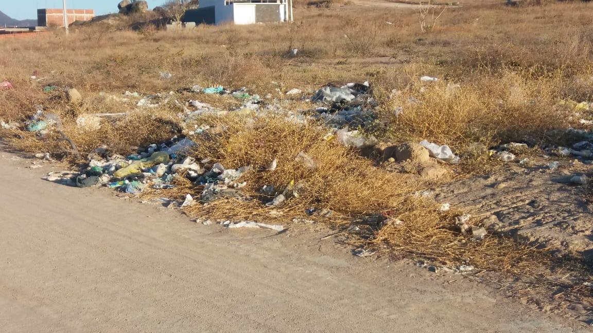 Moradores do bairro Ipanema reclamam da falta d`água e coleta de lixo