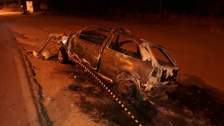 Veículo colide em poste e pega fogo em Guanambi