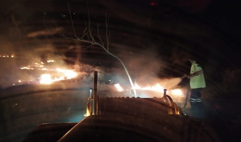 Vários incêndios foram registrados em lotes e áreas de vegetação nesta quarta em Guanambi