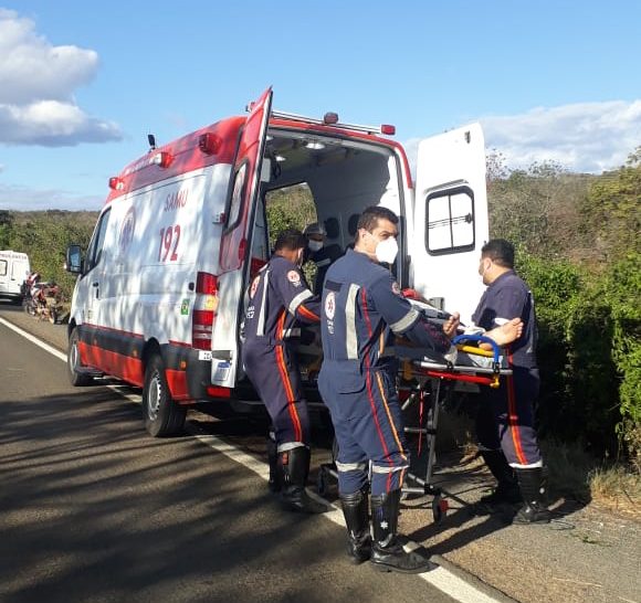 Motorista fica em estado grave após capotar carro na BR-030 em Caetité