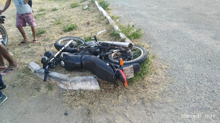 Moto pega fogo após colisão com carro em Guanambi