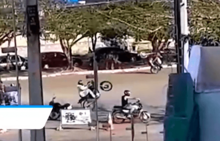 Motociclistas fazem “festival” de acrobacias em praça pública em Vitória da Conquista
