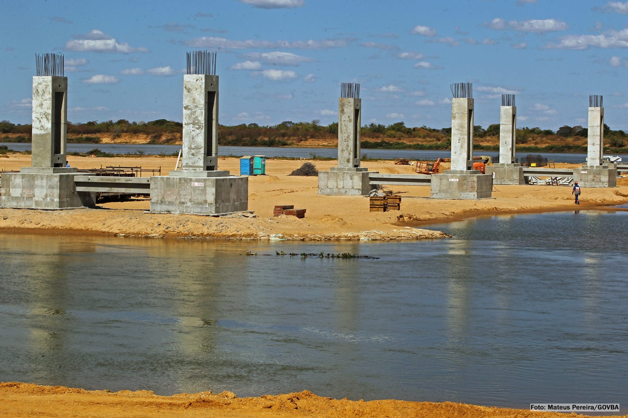 Governador vistoria obras de ponte sobre o rio São Francisco entre Barra e Xique-Xique