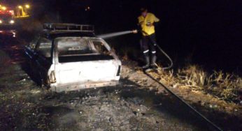 Carro movido a gás de cozinha pega fogo na BR-122 em Guanambi