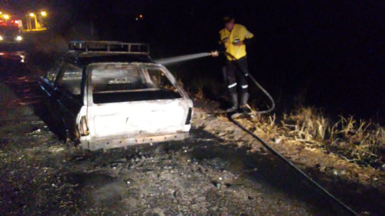Carro movido a gás de cozinha pega fogo na BR-122 em Guanambi
