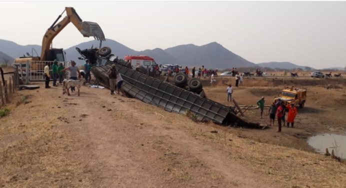 Acidente com caminhão boiadeiro deixa um morto e um ferido em Guanambi