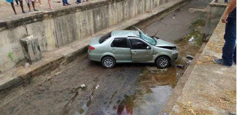 Veículo atropela pedestre e cai no canal da feira