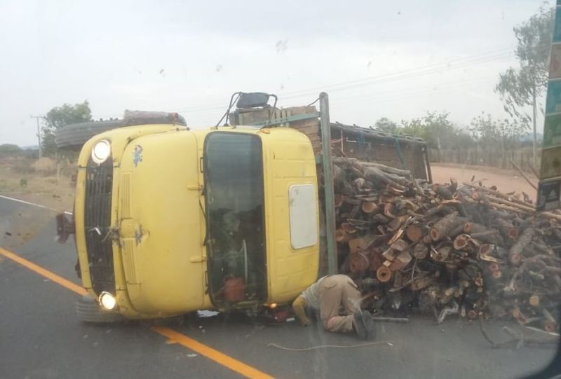Caminhão tomba na BR-030 em Guanambi carregado com lenha