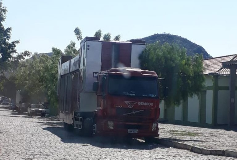 Polícia apreende dois trios elétricos por propaganda eleitoral irregular em Matina
