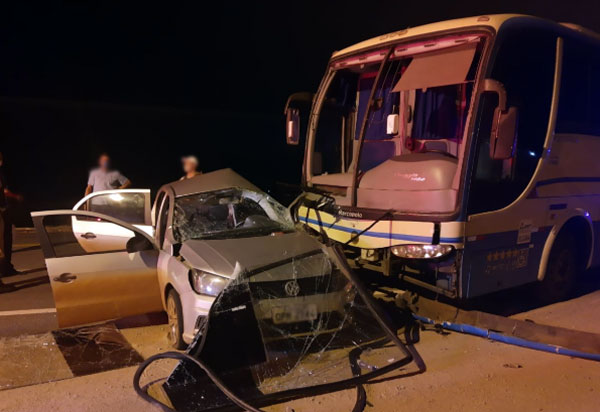 Acidente entre carro e ônibus é registrado na rotatória da BA-262 em Brumado