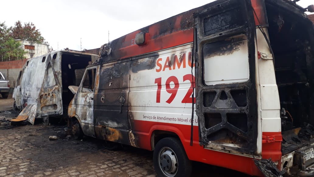 Incêndio em oficina destrói duas ambulâncias do Samu em Guanambi