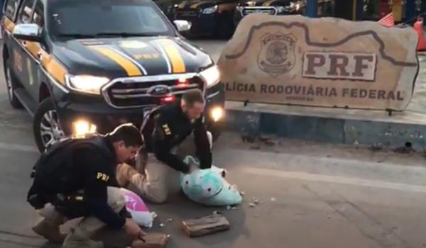 Três passageiras de ônibus são presas com travesseiros recheados de cocaína em Seabra