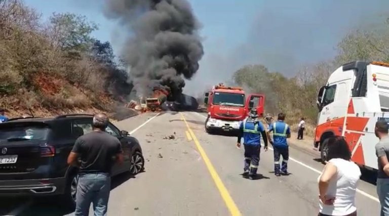Acidente entre carretas e carro de passeio deixa uma pessoa morta na BR-116