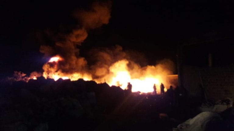 Incêndio destrói galpão de material reciclável em Vitória da Conquista