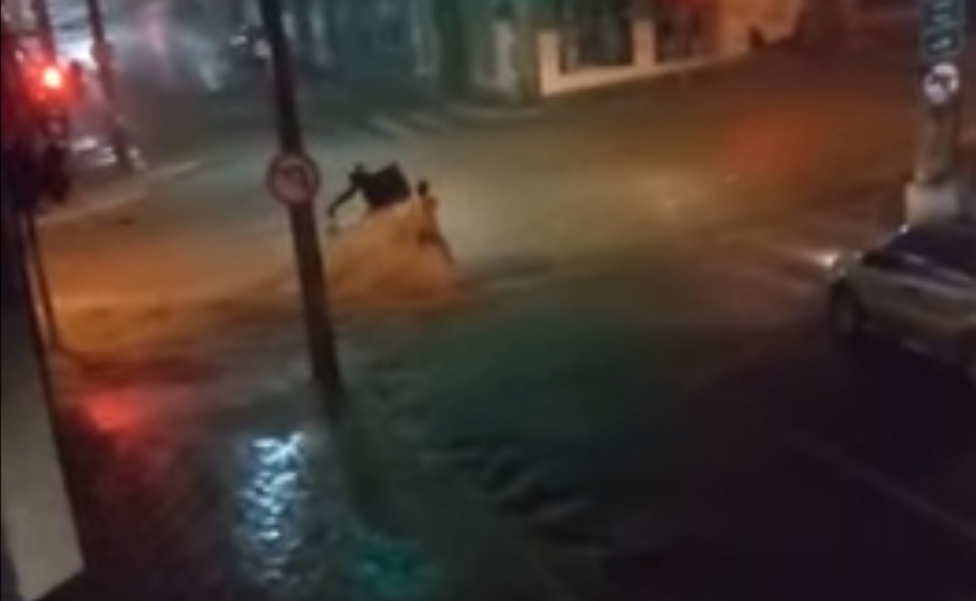 Água da chuva arrasta veículos em Vitória da Conquista, motoboy também foi arrastado