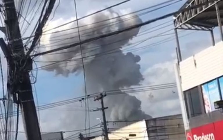 Explosão de fábrica de fogos de artifícios assusta moradores de Simões Filho