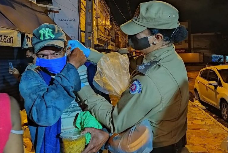 Moradores de rua ganham banho quente e roupas em Vitória da Conquista