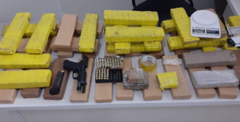Polícia apreendeu 40kg de maconha e arma da PM do Ceará em Vitória da Conquista