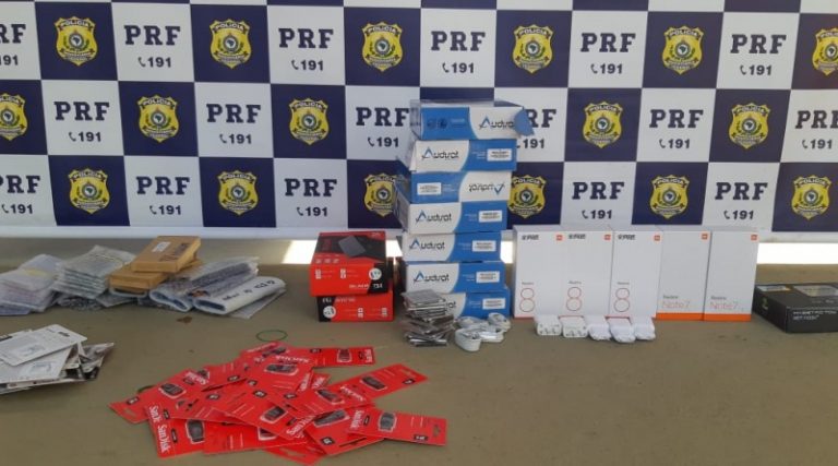 PRF apreende aparelhos eletrônicos com nota fiscal fraudada na BR-242 em Barreiras