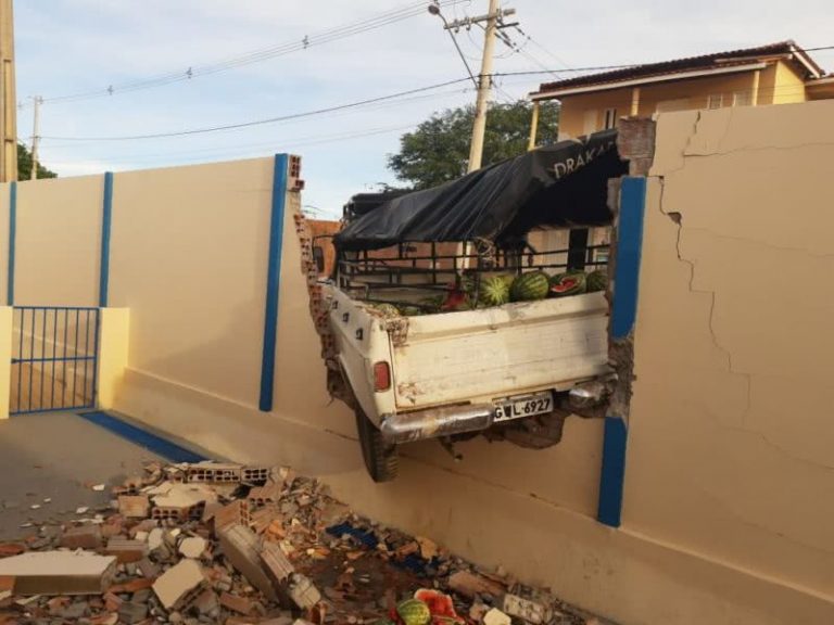 Caminhonete colide contra muro de creche em Palmas de Monte Alto
