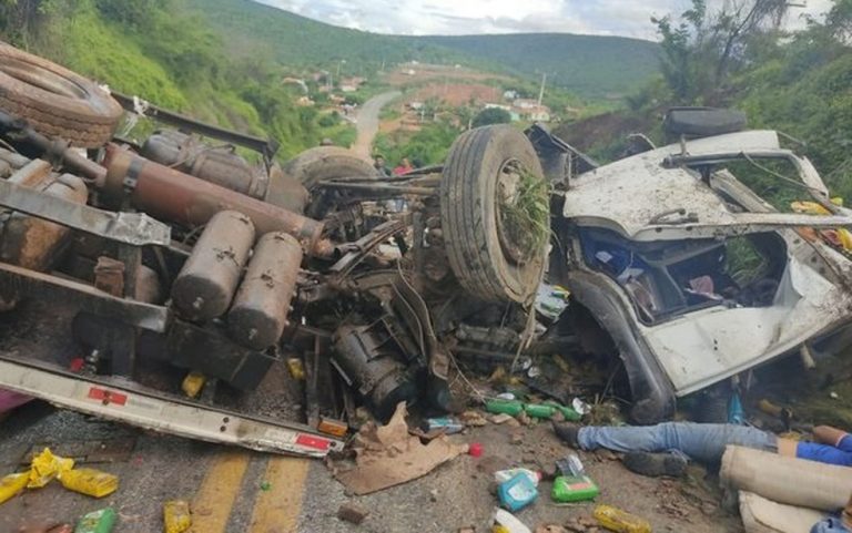 Acidente envolvendo caminhão deixa morto e ferido na BA-632, em Vitória da Conquista