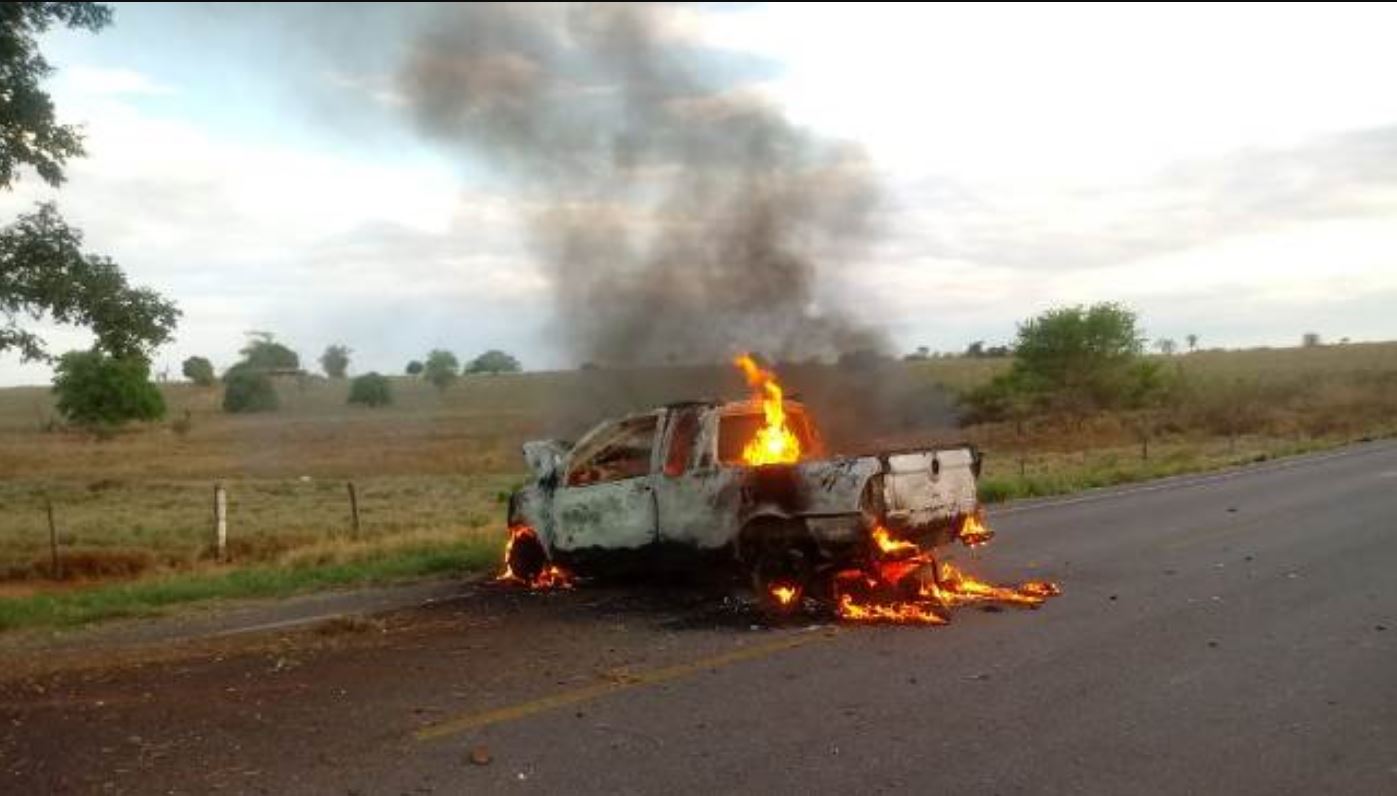 Motorista morre após carro bater em árvore e pegar fogo em Carinhanha