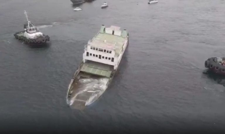 Imagens aéreas mostram afundamento assistido de ferry-boat na Baía de Todos-os-Santos