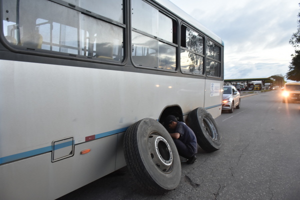 Mais um ônibus do transporte coletivo perde a roda em Vitória da Conquista