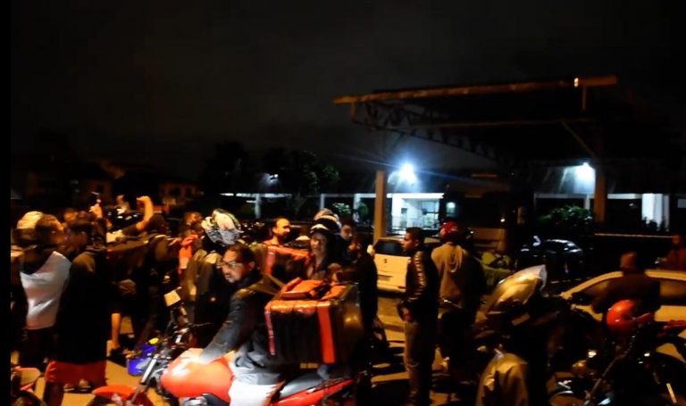Motoboys protestam após morte de colega em acidente com motorista embriagado no centro de Vitória da Conquista