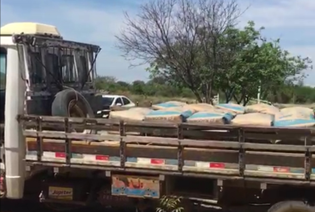 Justiça Eleitoral apreende caminhão da prefeitura de Guanambi carregado com materiais de construção