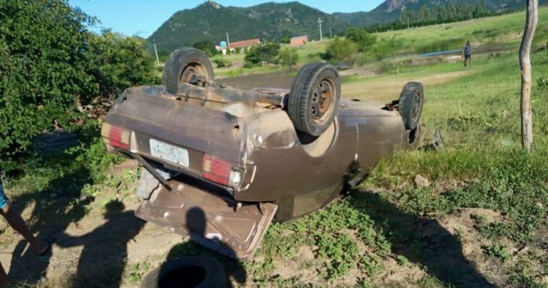 Motorista capota carro na BR-122 em Guanambi