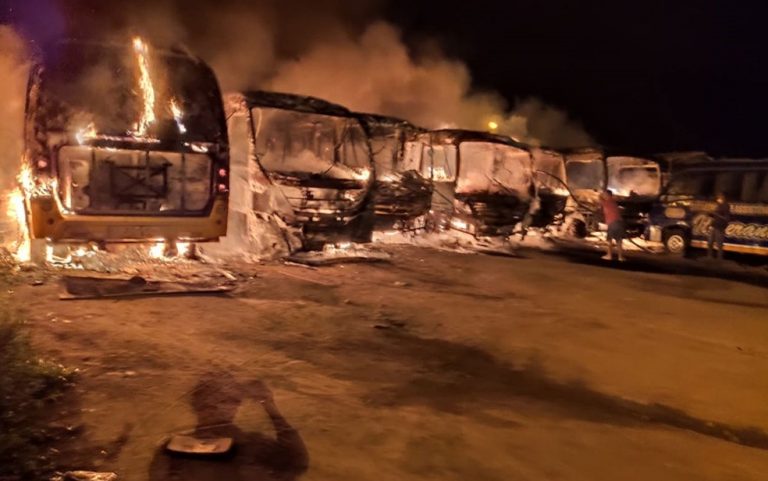 Barra do Choça: incêndio atinge garagem da prefeitura e destrói veículos